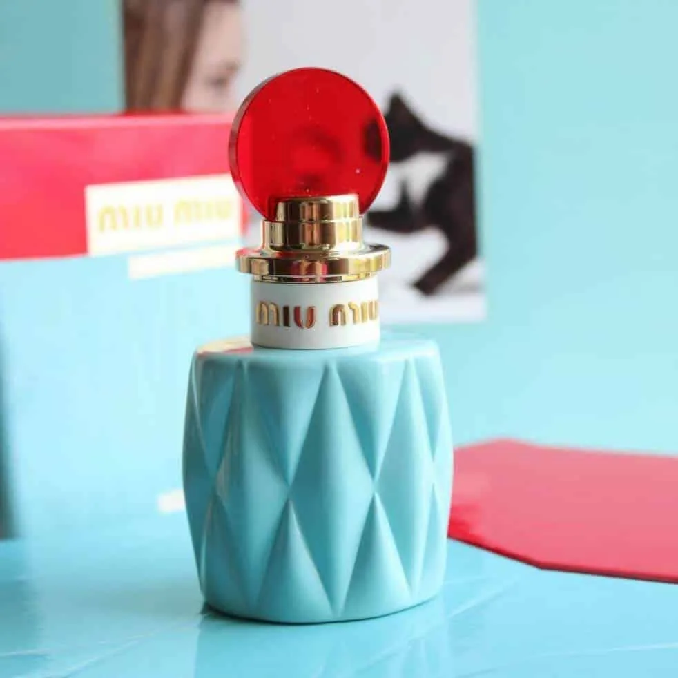 Chai nước hoa Miu Miu Eau de Parfum màu xanh ngọc bích sang trọng