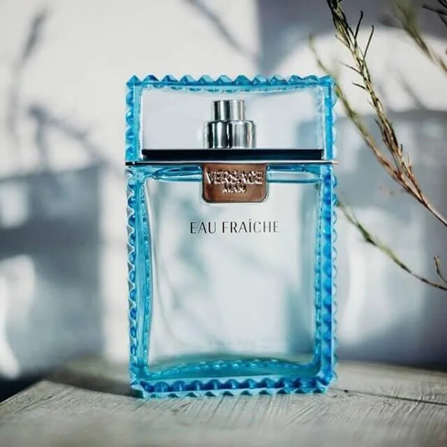 Chai nước hoa Versace Man Eau Fraiche màu xanh ngọc bích