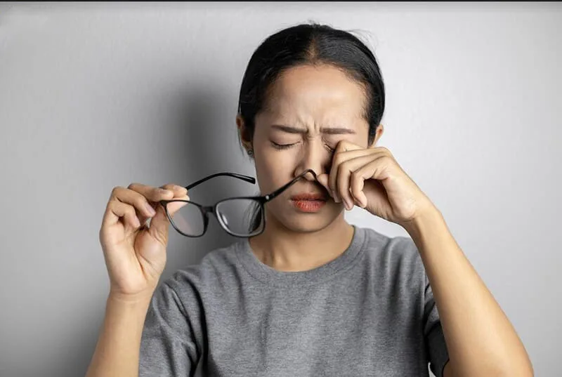 Biểu hiện mỏi mắt sau thời gian dài làm việc với màn hình