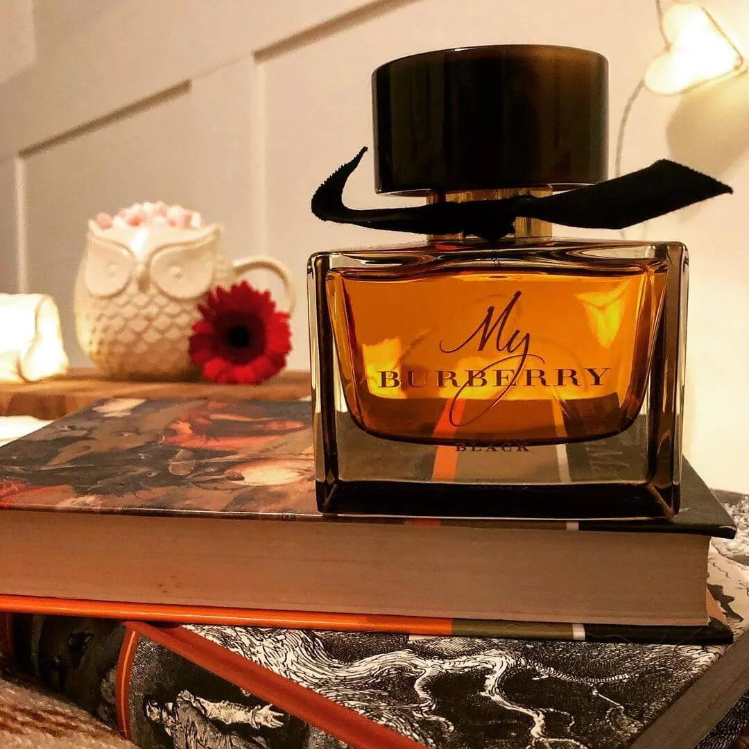 Cận cảnh nắp chai giả sừng và nơ vải Gabardine của Burberry My Burberry Black