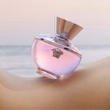 Versace Pour Femme Dylan Blush Pink EDP trên lưng người phụ nữ