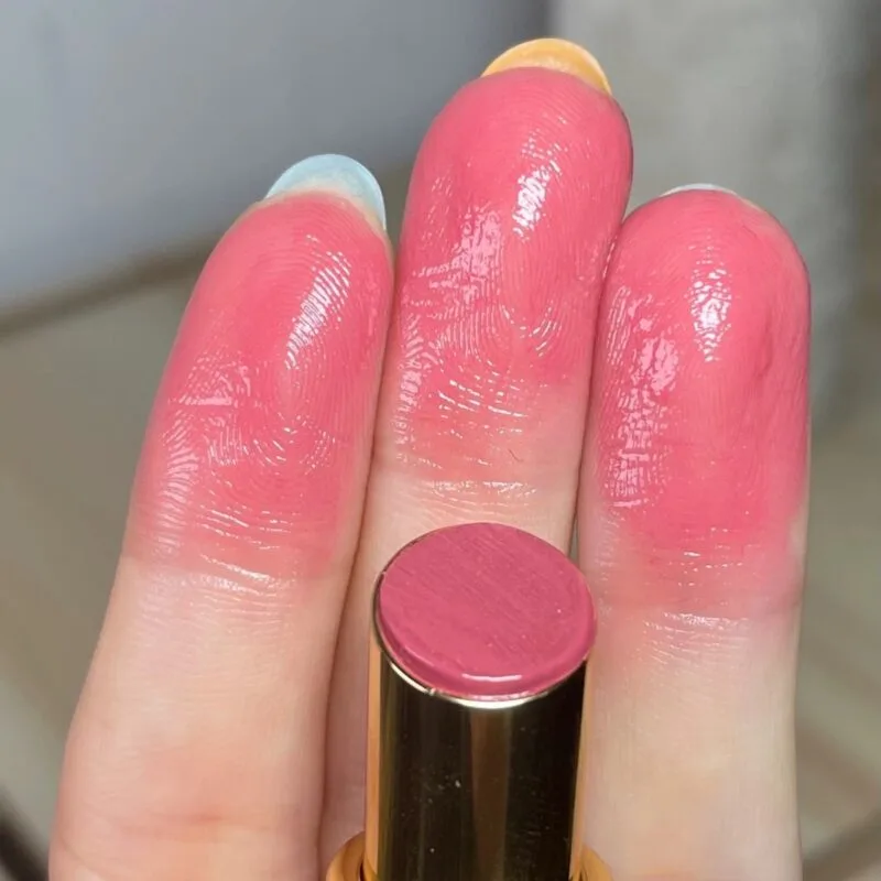 Màu của Son Dưỡng YSL Rouge Volupté Shine 153 Rose Dentelle lên tay