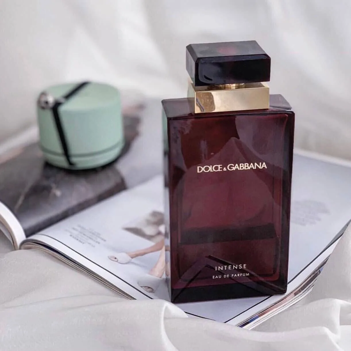 Chai nước hoa Dolce & Gabbana Pour Femme Intense màu đỏ rượu vang sang trọng