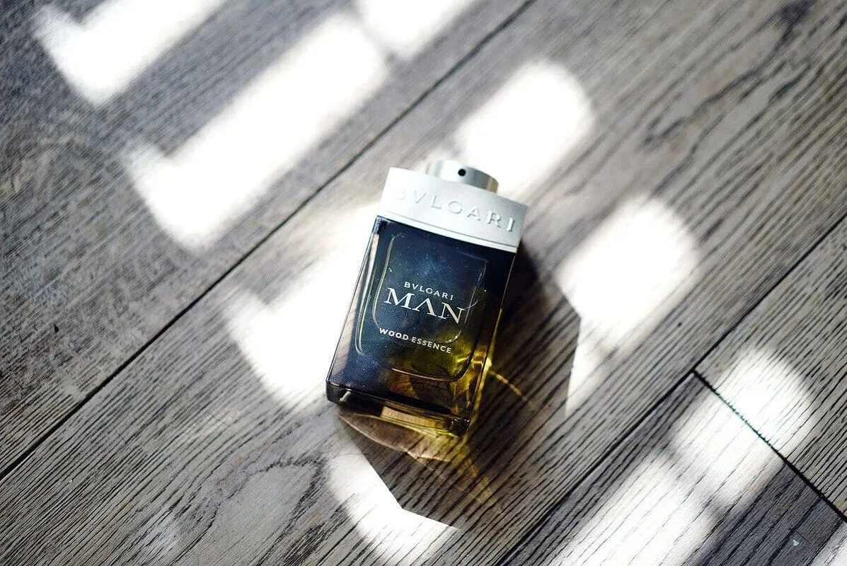 Bvlgari Man Wood Essence mùi gỗ vetiver cho ngày mưa mát
