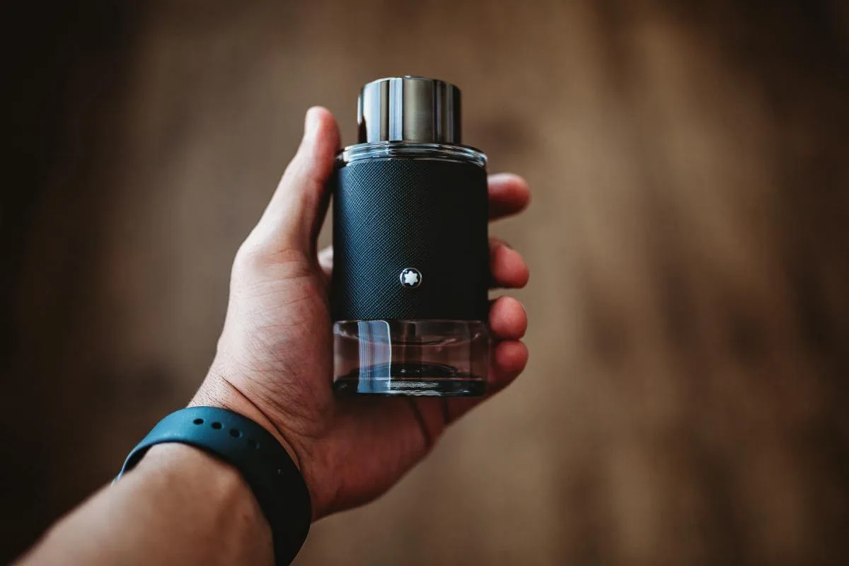 Thiết kế chai nước hoa Montblanc Explorer bọc da sang trọng