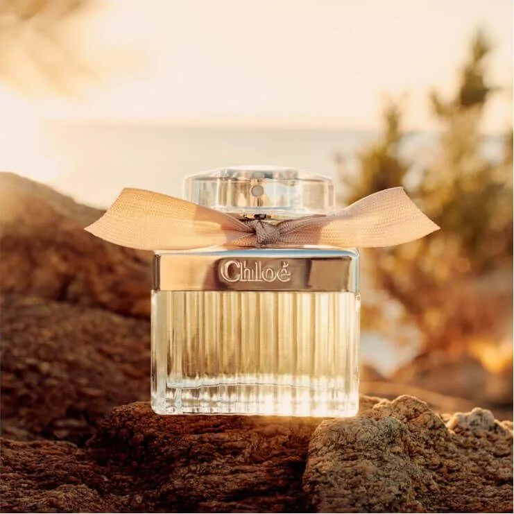 Thiết kế chai xếp ly tráng bạc đặc trưng của nước hoa Chloe Eau de Parfum