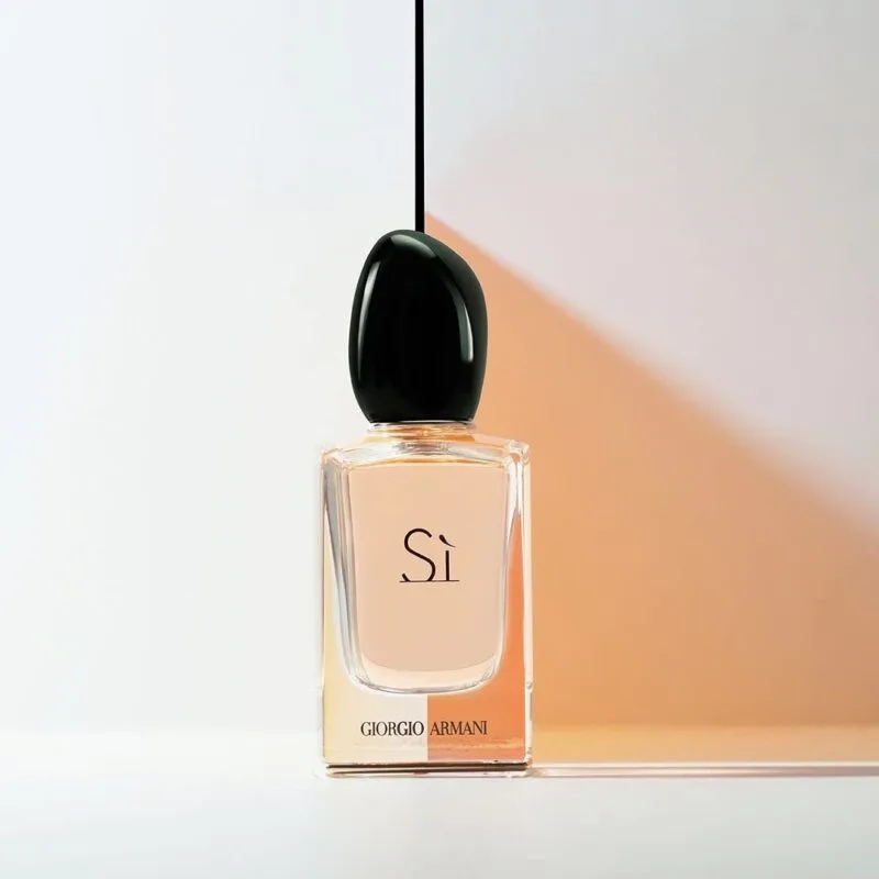 Các tầng hương đặc trưng của Giorgio Armani Sì: Lý chua đen, Hoa hồng và Vani