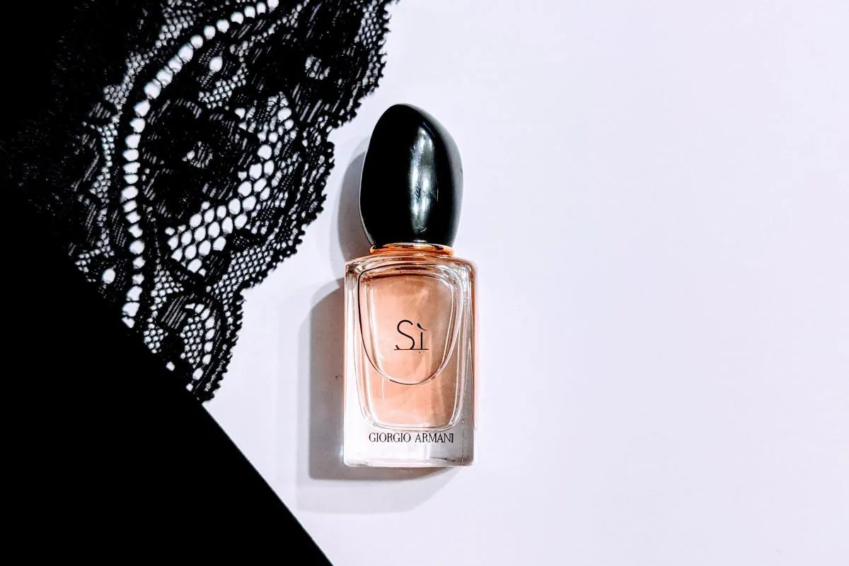 Thiết kế chai nước hoa Giorgio Armani Sì Eau de Parfum sang trọng Giorgio Armani Sì Eau de Parfum
