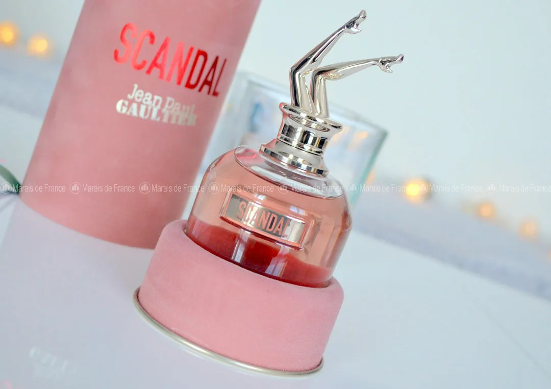 Chai nước hoa Scandal với nắp hình đôi chân