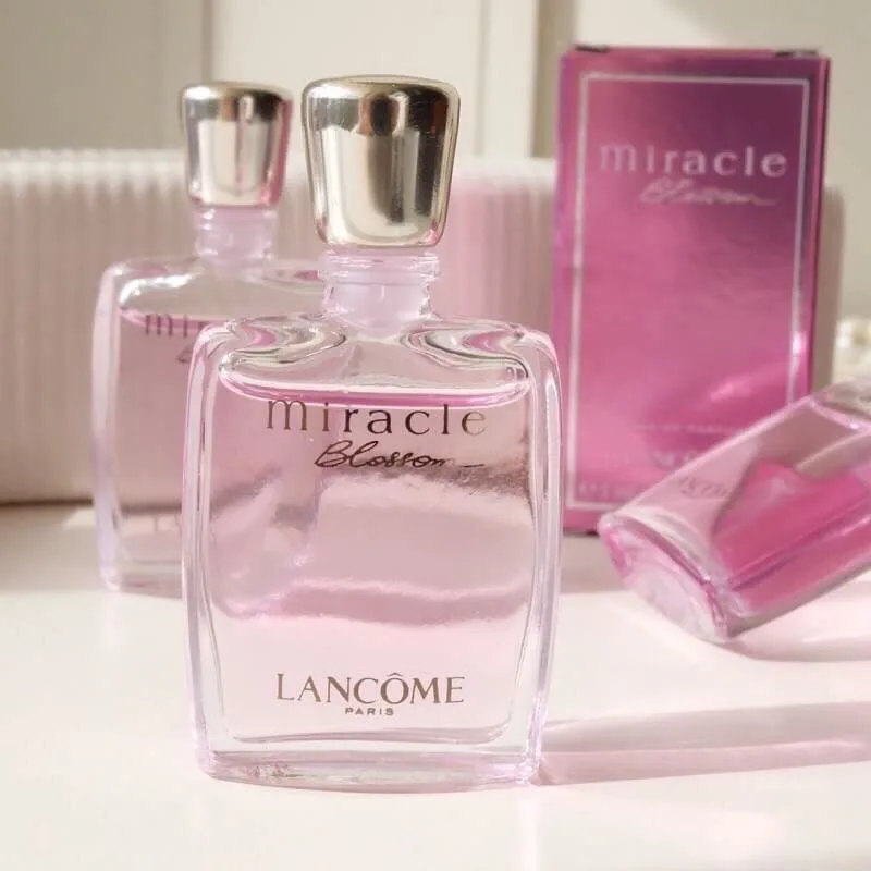 Chai nước hoa Lancome Miracle Blossom màu tím hồng nữ tính