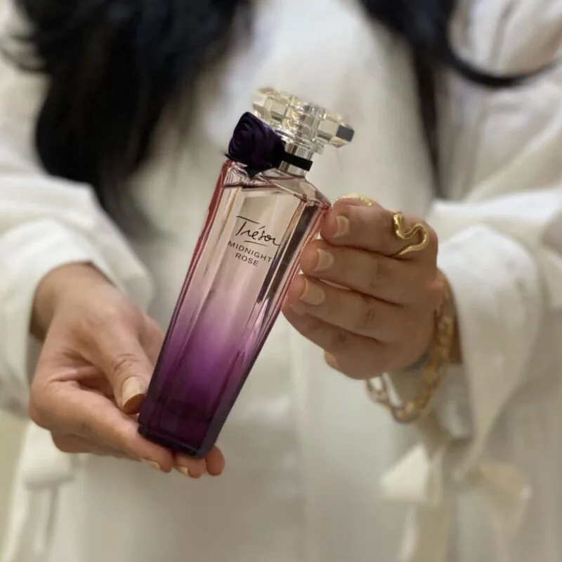 Thiết kế chai Lancôme Trésor Midnight Rose tím huyền bí