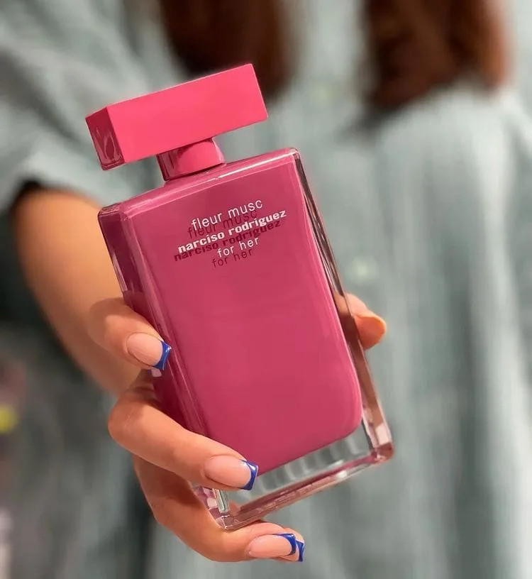 Chai nước hoa Narciso Fleur Musc màu hồng đậm rực rỡ