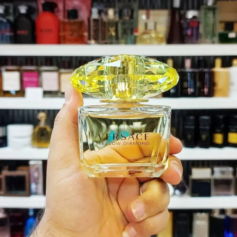 Chai nước hoa Versace Yellow Diamond với thiết kế nắp kim cương vàng sang trọng
