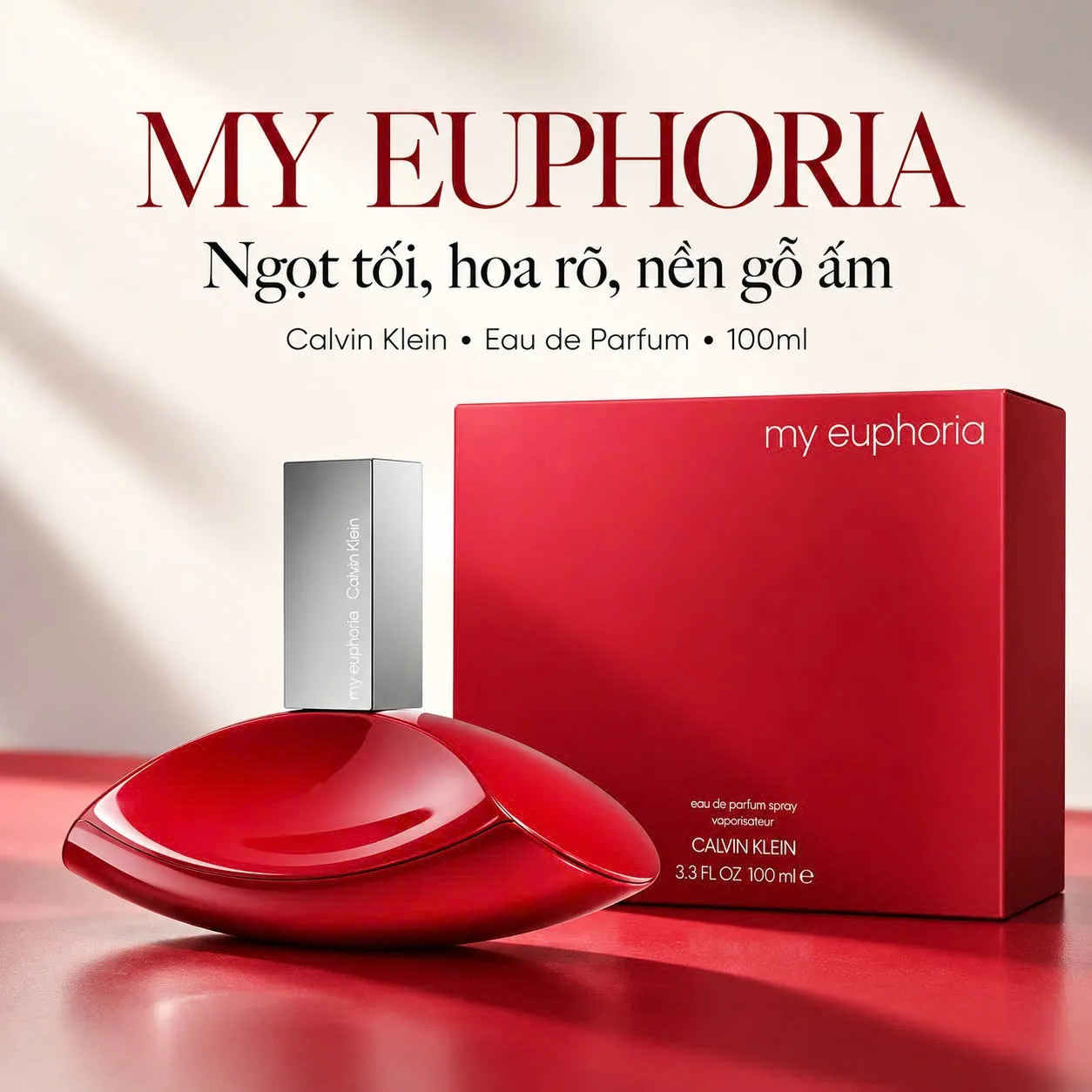Cận cảnh thiết kế chai Calvin Klein My Euphoria màu đỏ bóng với nắp bạc Cận cảnh thiết kế chai Calvin Klein My Euphoria màu đỏ bóng với nắp bạc