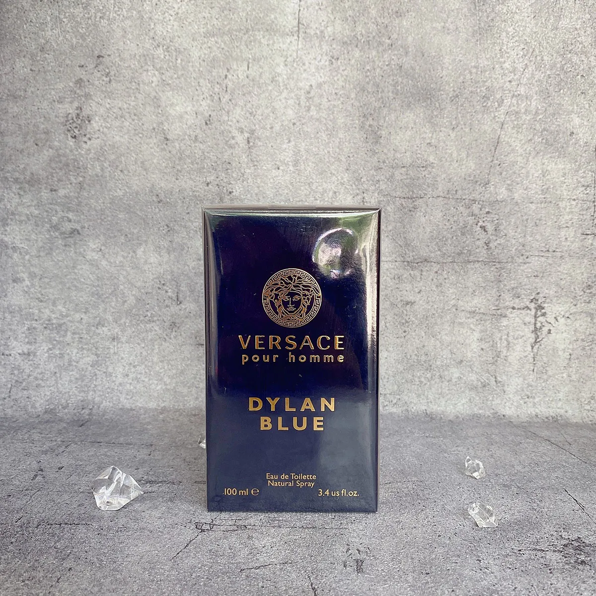 Cận cảnh nước hoa Versace Dylan Blue nam - Lựa chọn số 1 cho văn phòng