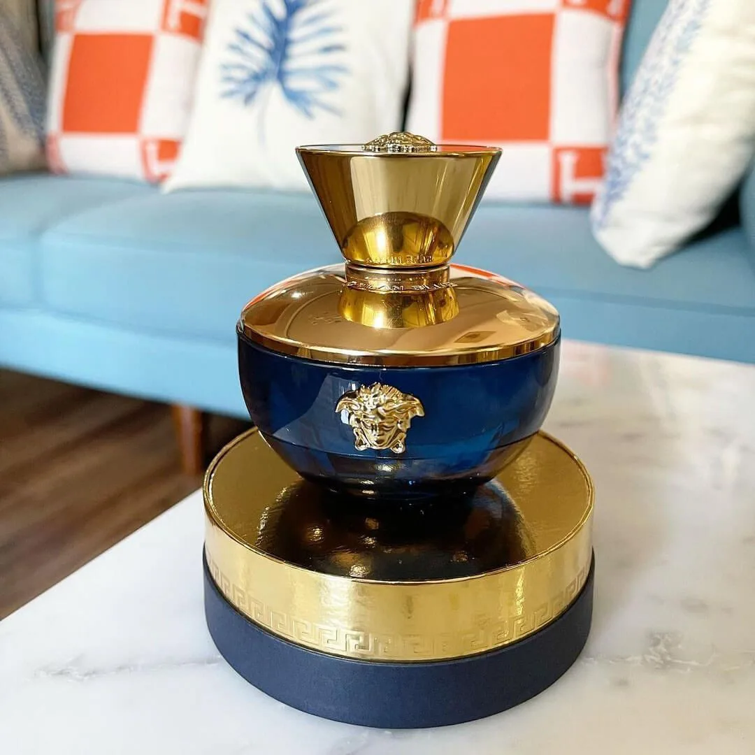 Thiết kế chai hình bình Amphora Hy Lạp của Versace Dylan Blue nữ